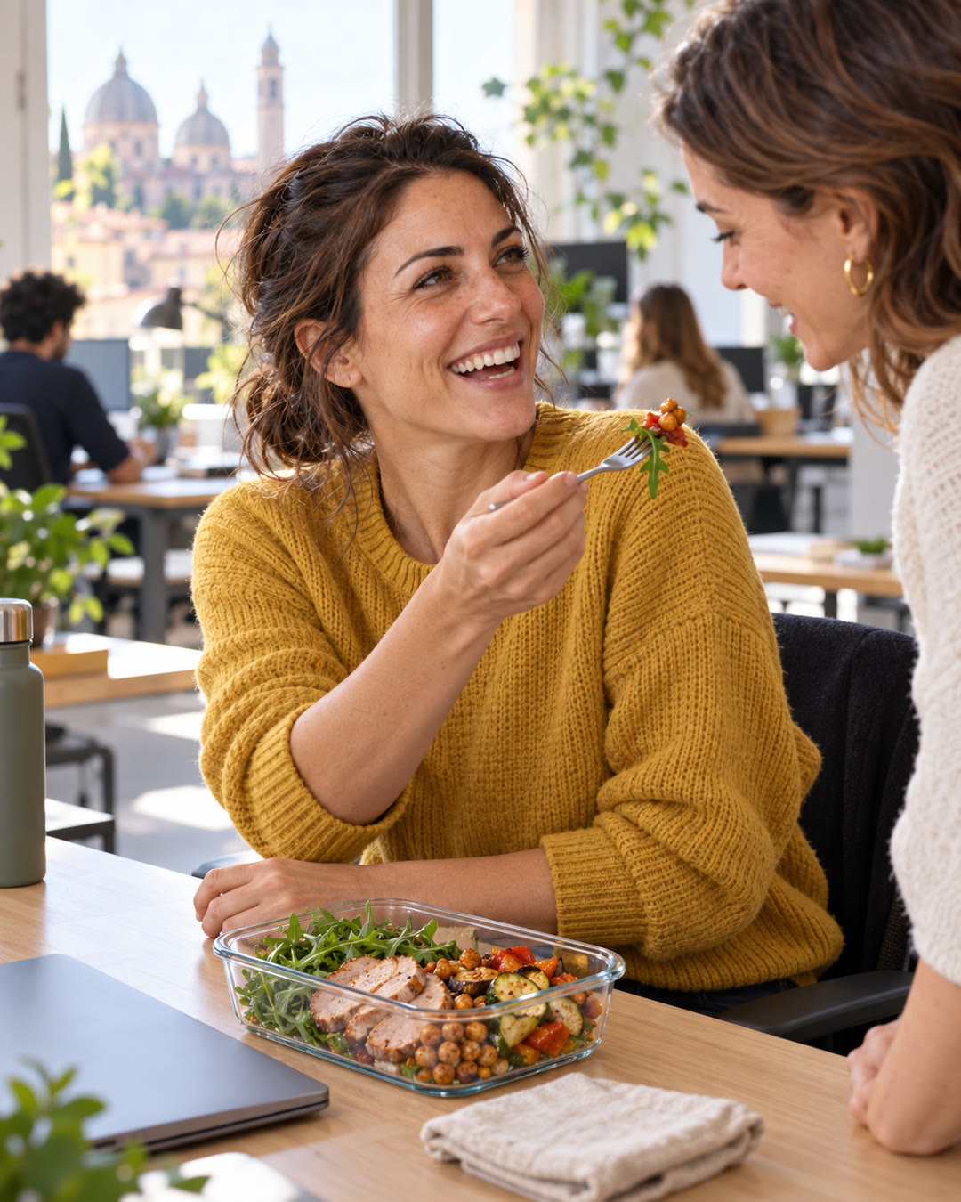 Sara apre in ufficio il pranzo della guida e la collega si incuriosisce